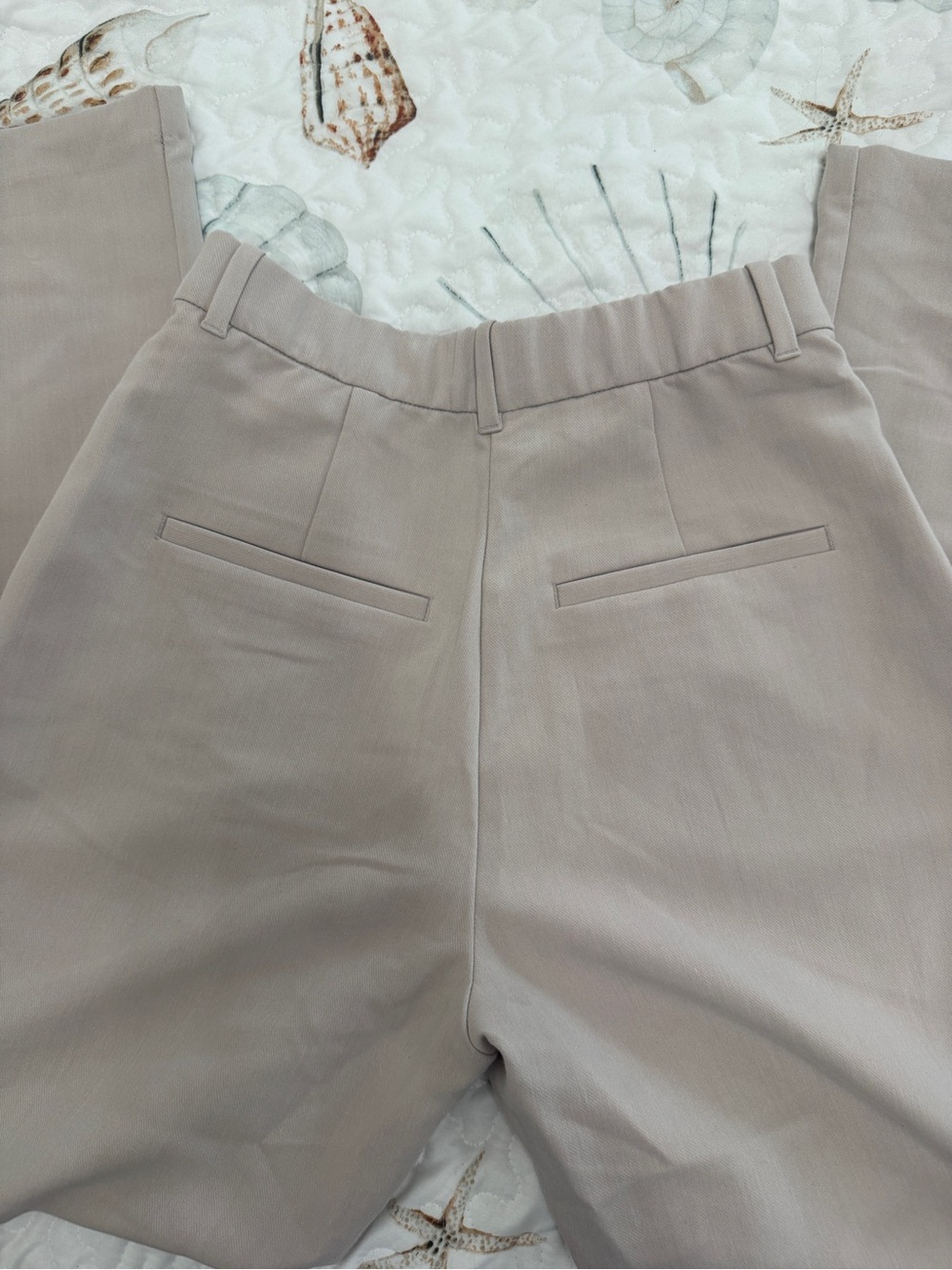 Abercrombie & Fitch Pleated High-Waist Wide-Leg Trousers - Taupe - Picture 4 of 4